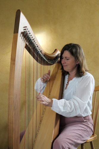 Annemiek op de harp